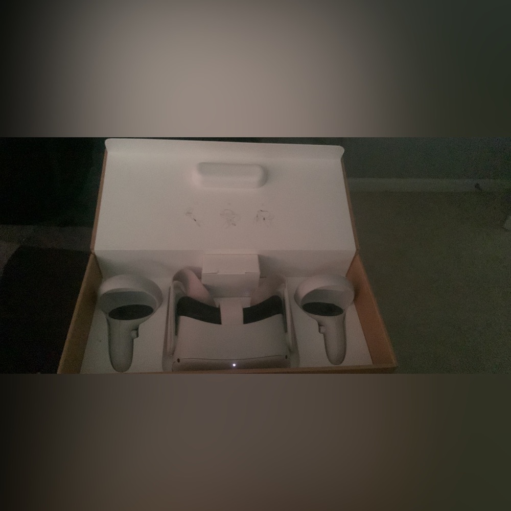 Oculus Quest 2 - 256g barely used and in good condition (willing to bargain - Picture 2 of 3